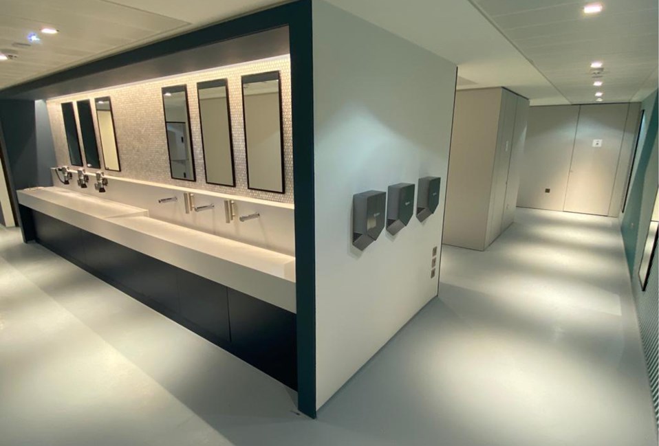 venesta-washrooms-case-study-dublin-landings-unity-full-height-shower-cubicles2