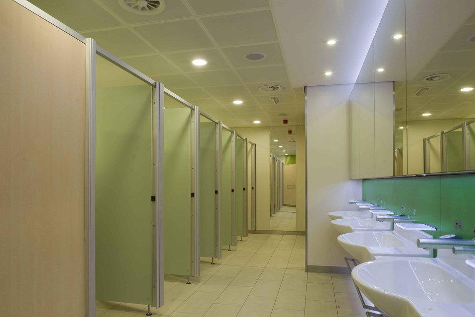 venesta-washrooms-toilet-cubicles-system-m-emergency-access-london-stansted-airport1