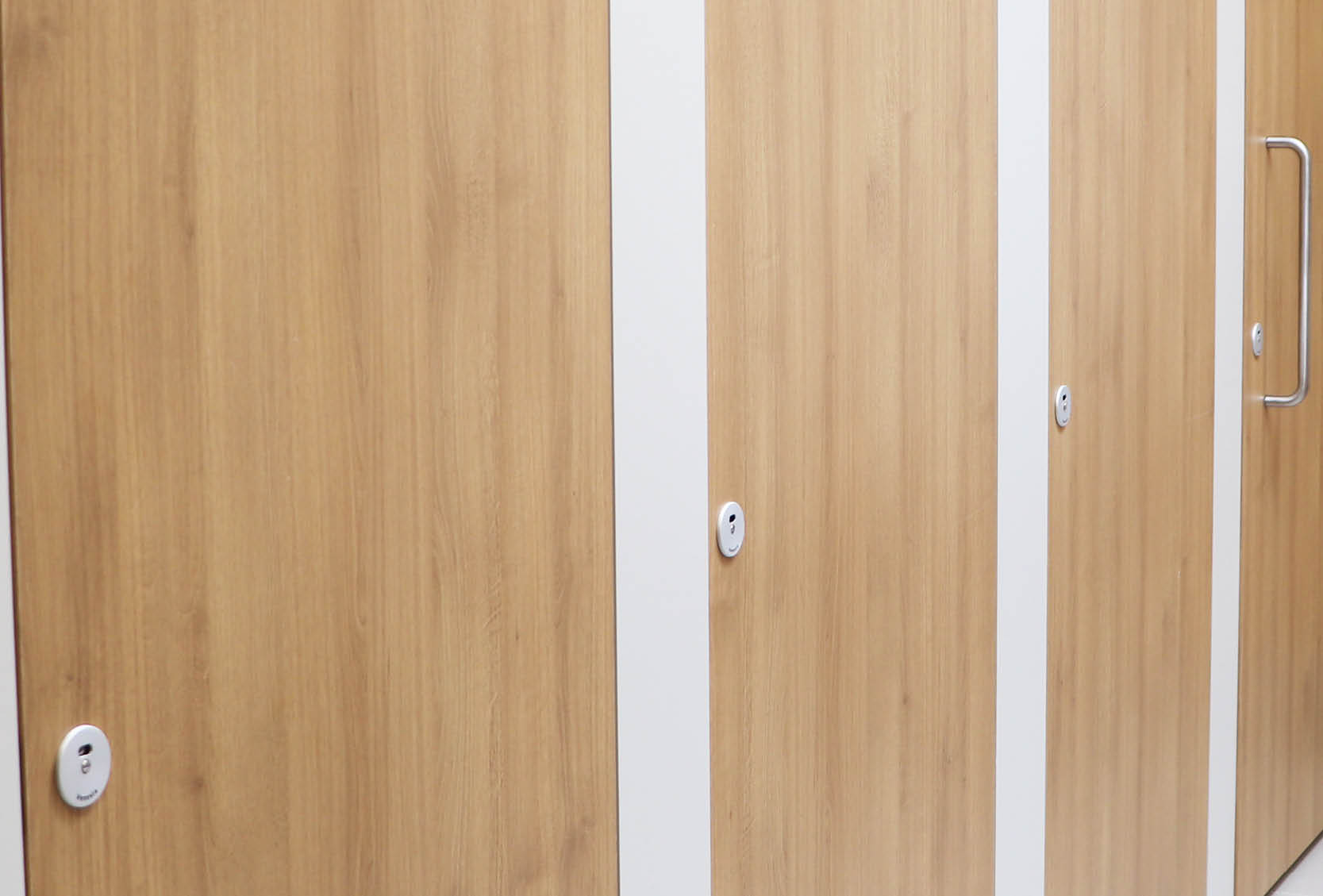 venesta-washrooms-case-study-mid-kent-golf-club-mirror-box-units-unity-cubicles5