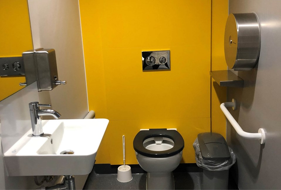 venesta-washrooms-case-study-oaklands-college-accessible-toilet-cubicles-unity-vepps-ips