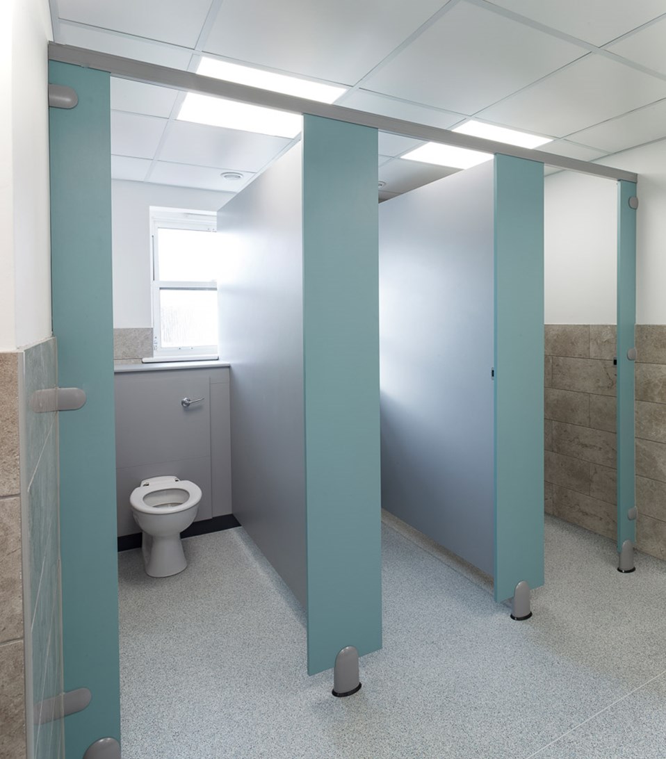 venesta-washrooms-toilet-cubicles-award-vepps-ips-preplumbed-washroom-panelling-wc-royal-grammar-school2