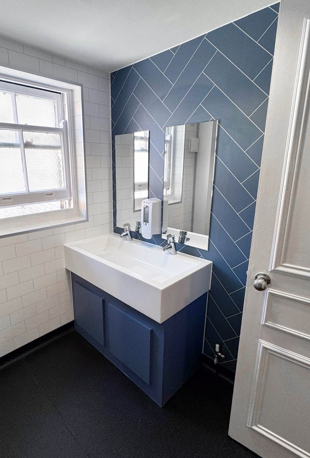venesta-washrooms-case-study-knightbridge-school-WT1-vanity2