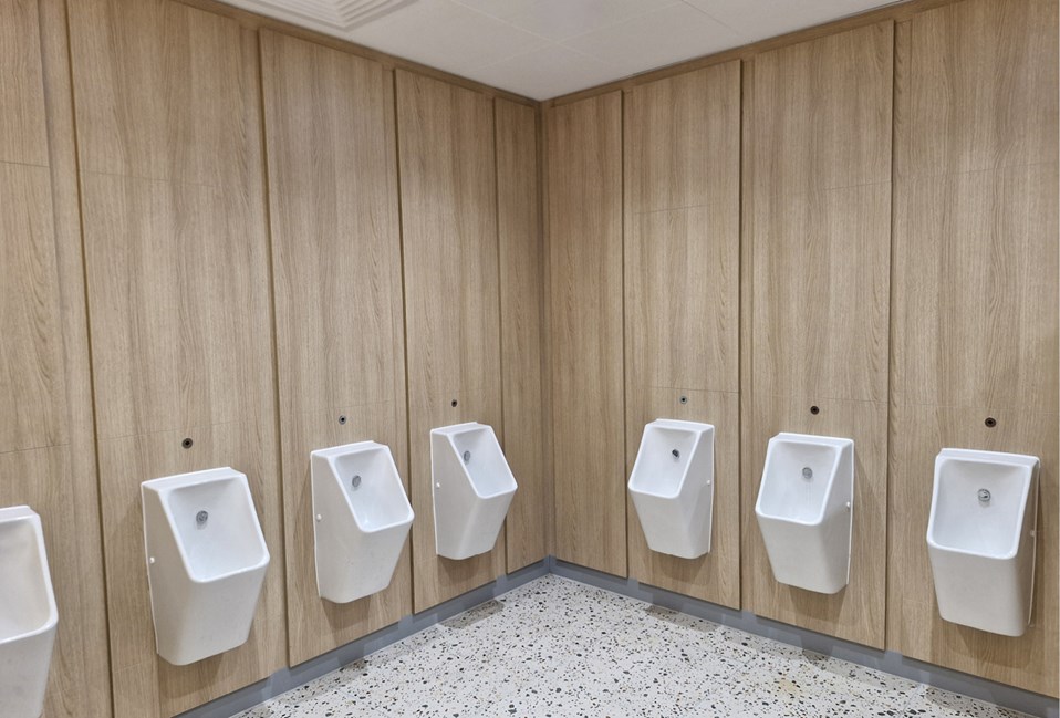 venesta-washrooms-case-study-sandman-signature-hotel-vepps-panelling1