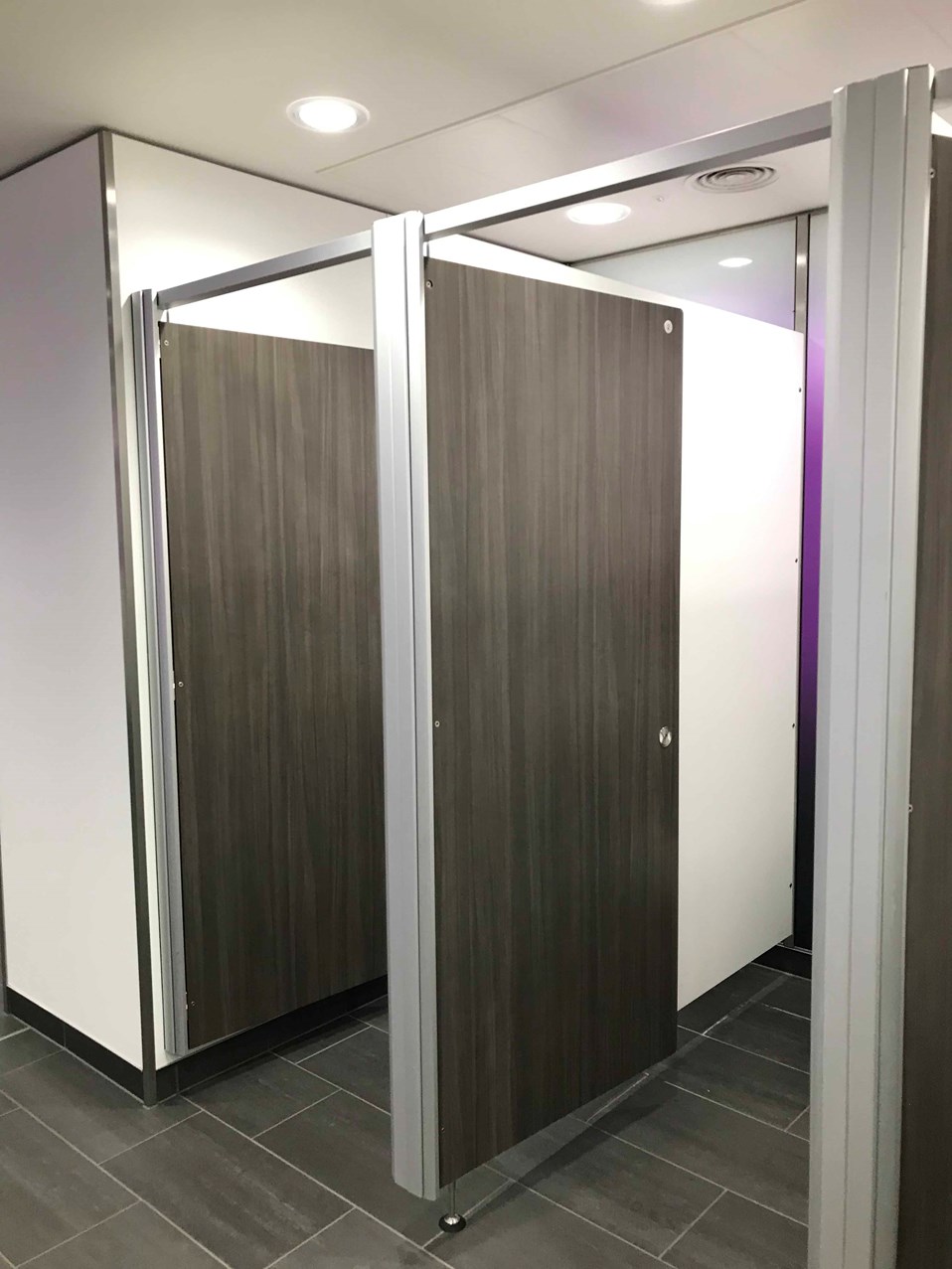 venesta-washrooms-toilet-cubicles-system-m-clipclad-gatwick-airport1
