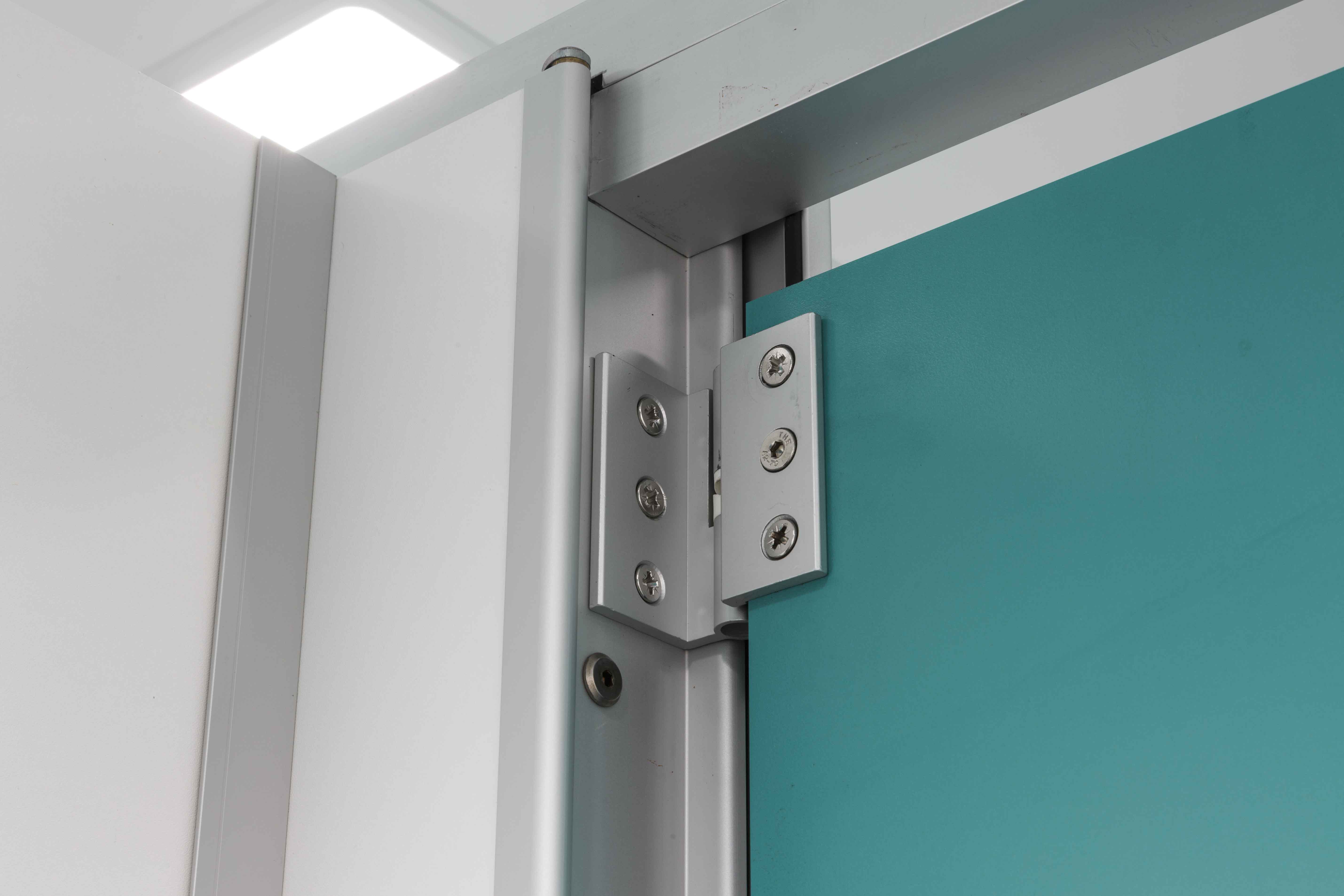 venesta-washrooms-toilet-cubicles-system-m-hinge-derriford-hospital2