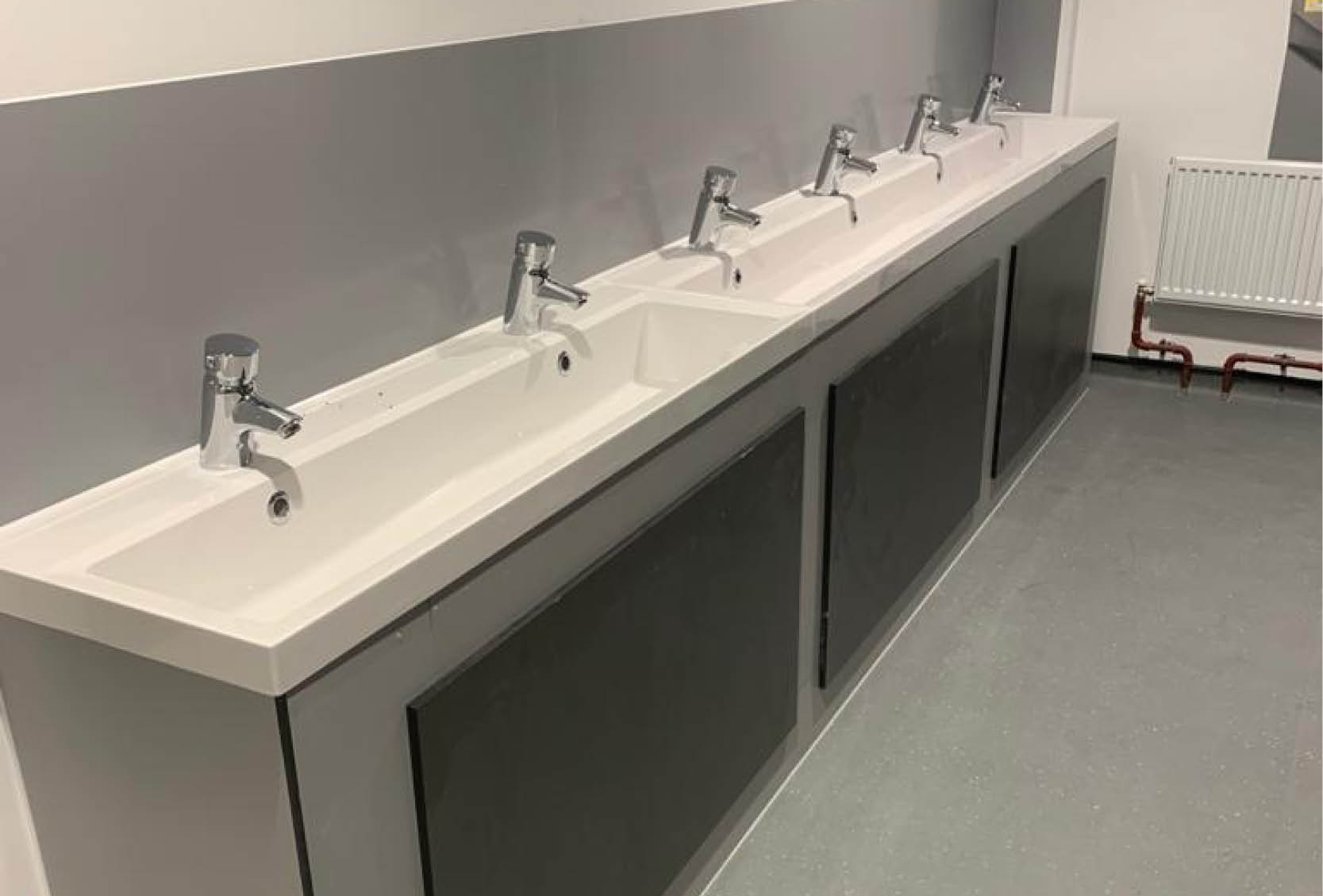 venesta-washrooms-case-study-bullers-wood-school-titan-toilet-cubicles-vepps-ips-solidsurface-washtrough2