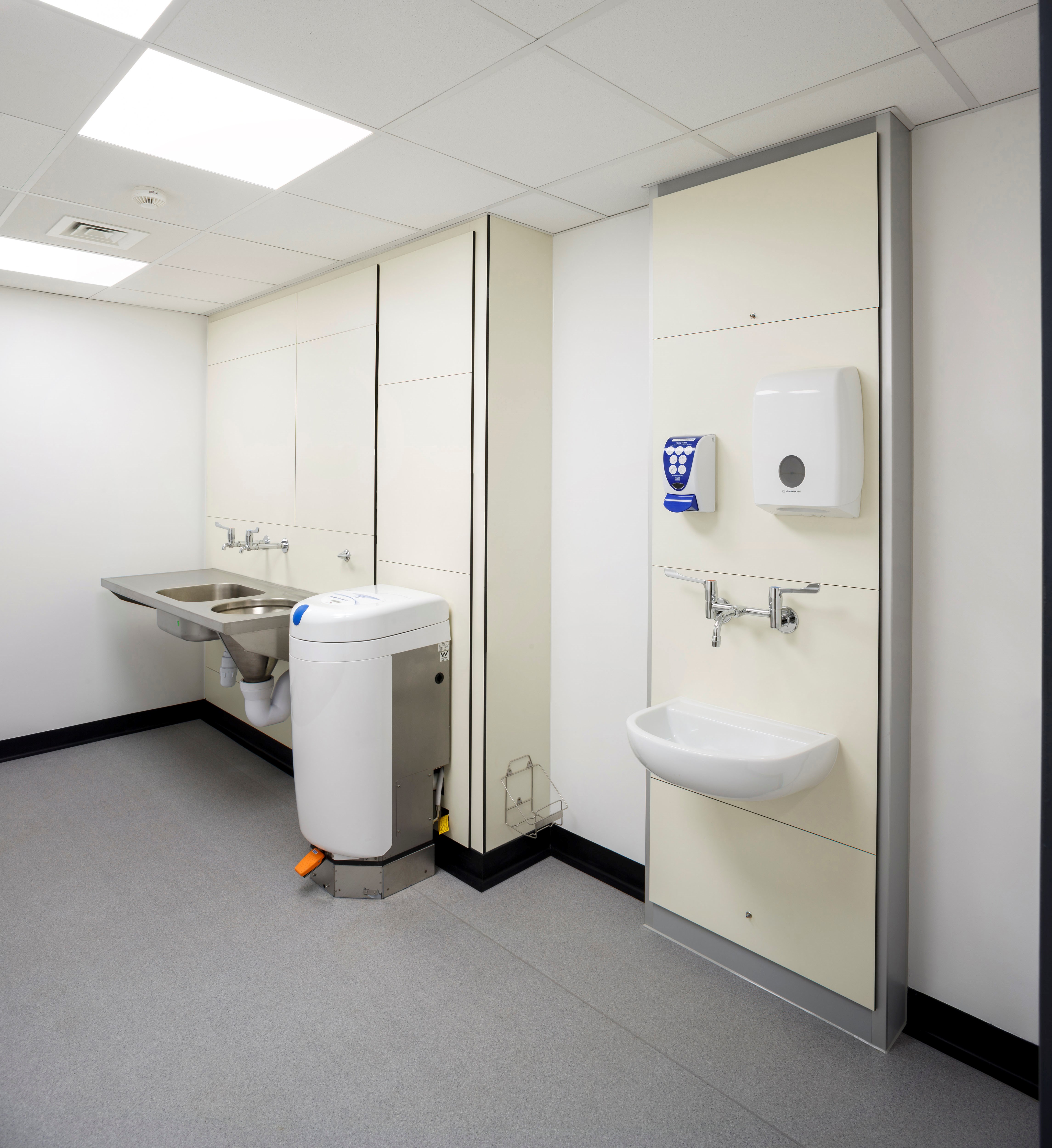 venesta-washrooms-vepps-healthcare-ips-panelling-wall-boxed-out-unit-pre-plumbed-queen-elizabeth-hospital-hr