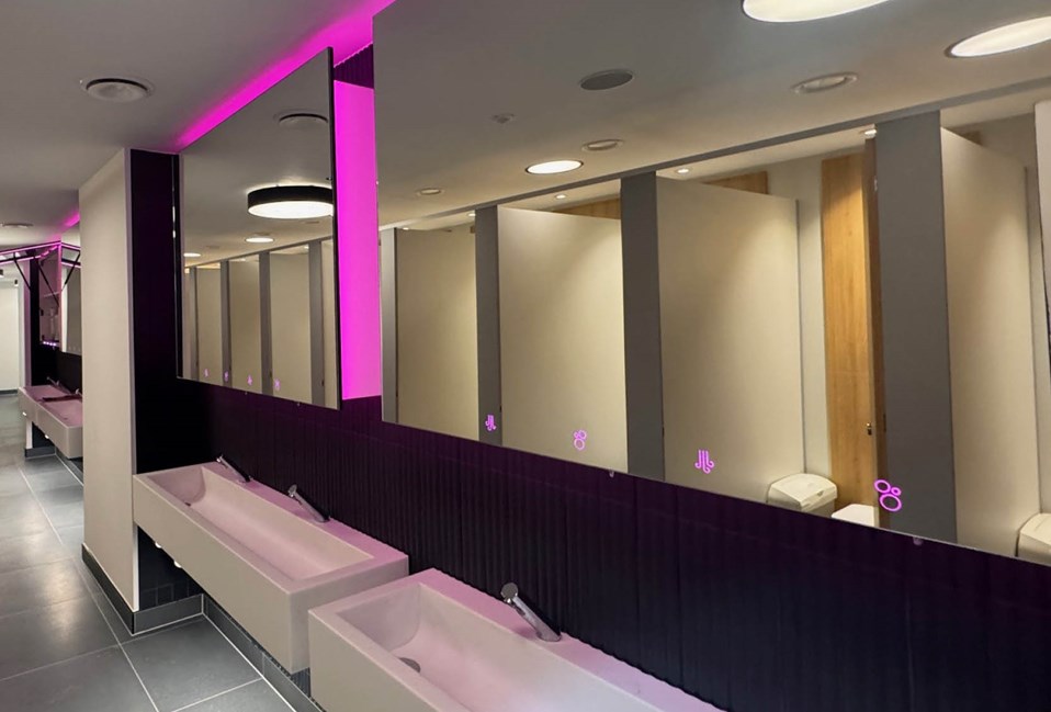venesta-washrooms-case-study-olympia-london-mirror-box-units2