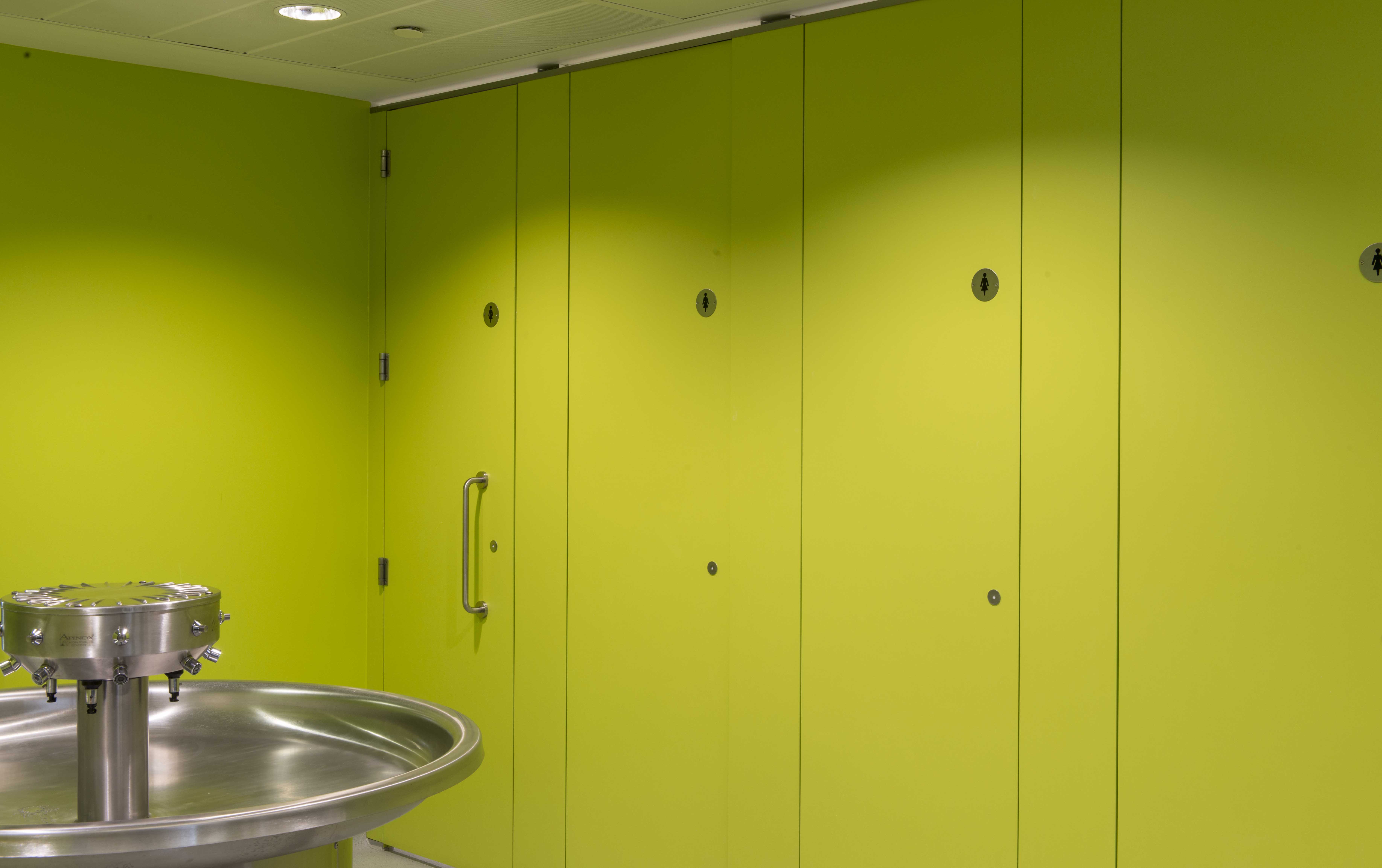 venesta-washrooms-toilet-cubicles-unity-full-height-school-toilets-isaac-newton-academy3