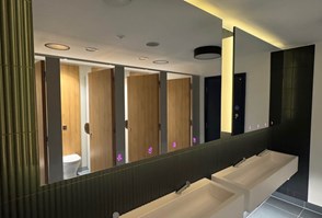 venesta-washrooms-case-study-olympia-london-mirror-box-units10