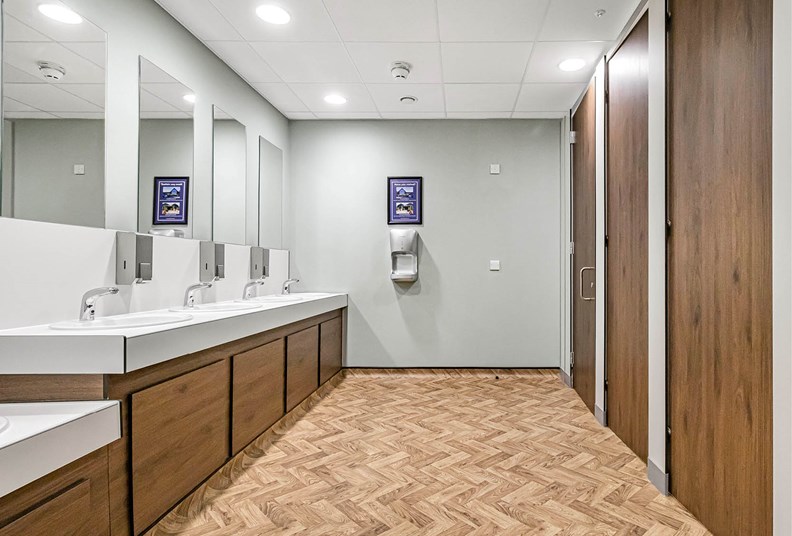 venesta-washrooms-case-study-perrywood-garden-centre-titan-cubicles (6)