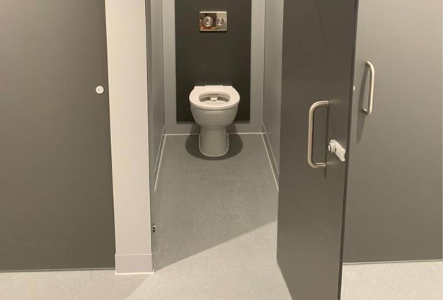 venesta-washrooms-case-study-bullers-wood-school-titan-toilet-cubicles-vepps-ips-solidsurface-washtrough3