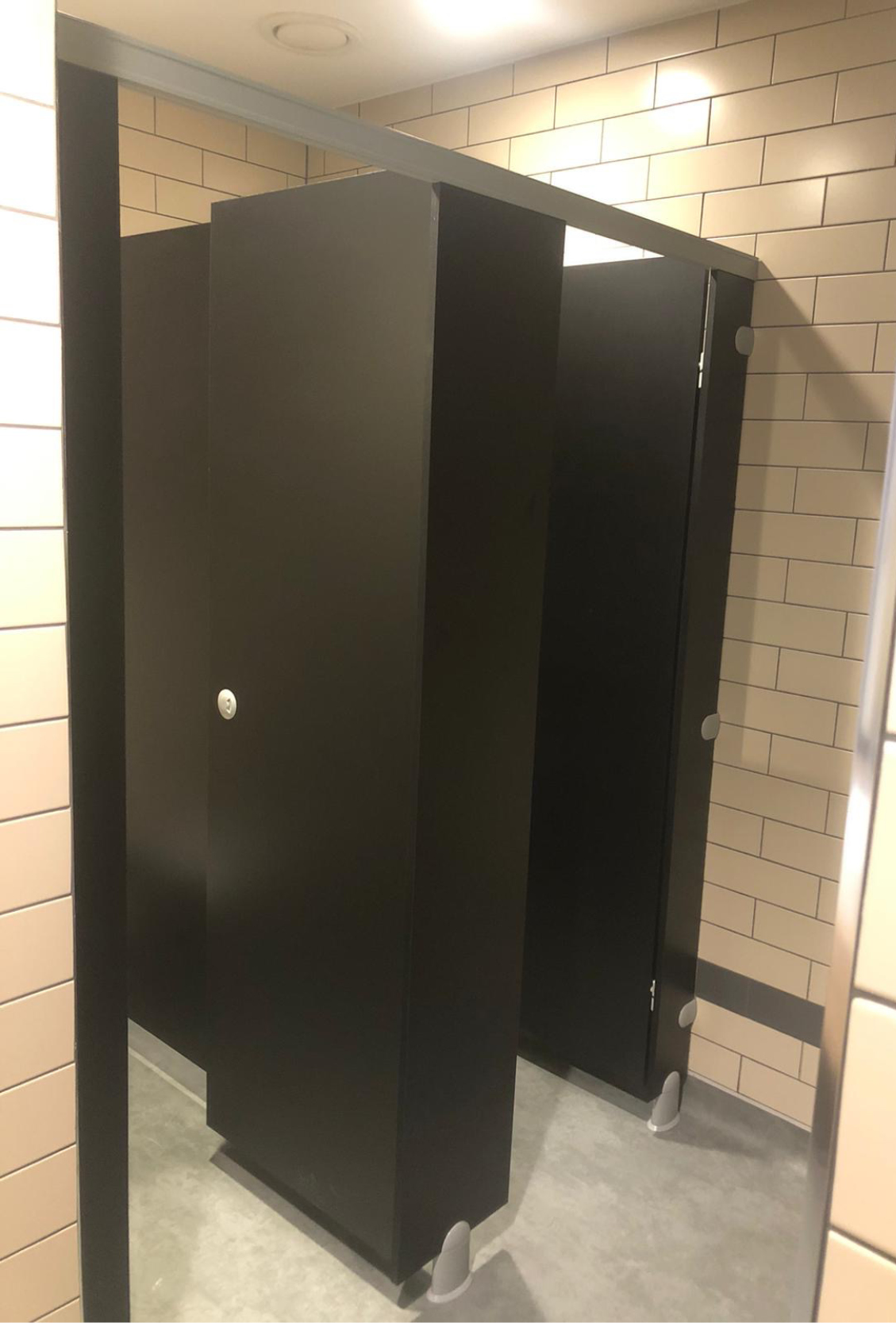 venesta-washrooms-case-study-microsoft-campus-reading-office-toilet-cubicles-award5