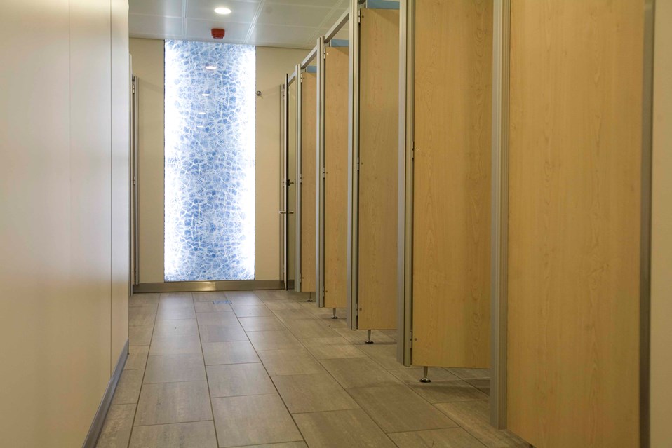 venesta-washrooms-toilet-cubicles-system-m-gatwick-airport4