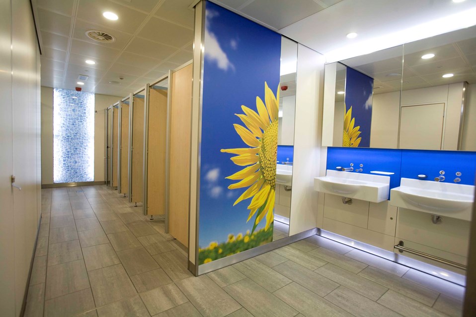 venesta-washrooms-toilet-cubicles-system-m-gatwick-airport3