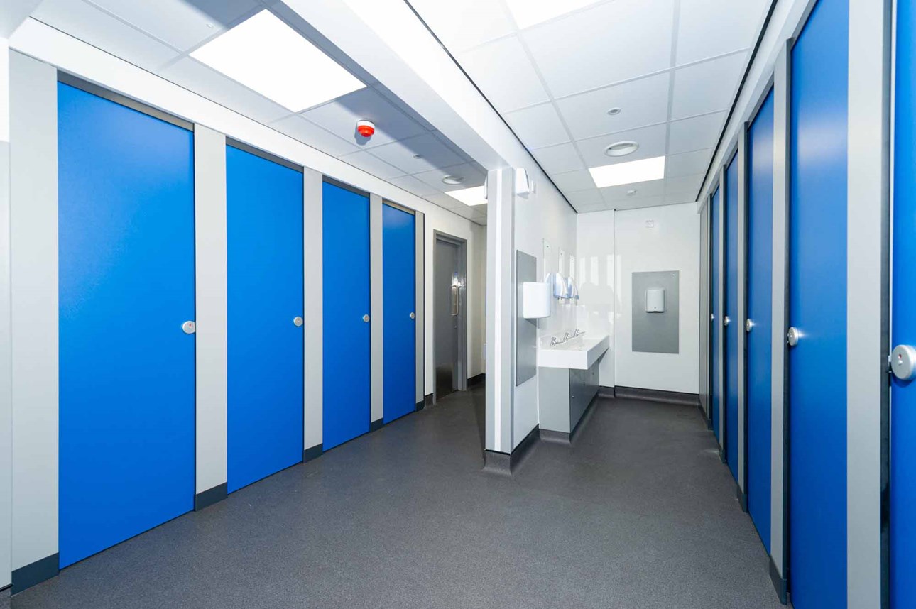 venesta-washrooms-toilet-cubicles-titan-full-height-vanity-unit-south-hunsley-secondary-school4