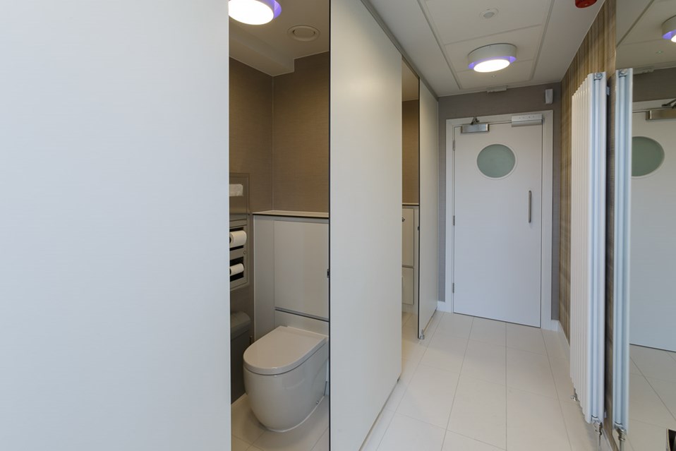 venesta-washrooms-toilet-cubicles-unity-full-height-inline-rapiduct-panelling-wc-united-talent-agency-london3