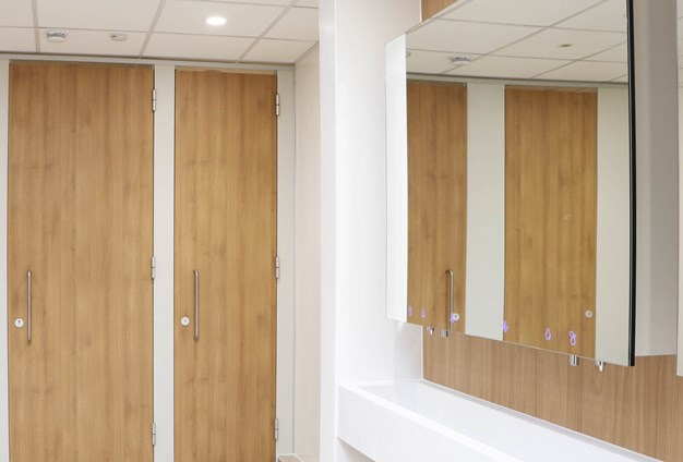 venesta-washrooms-case-study-mid-kent-golf-club-mirror-box-units-unity-cubicles4