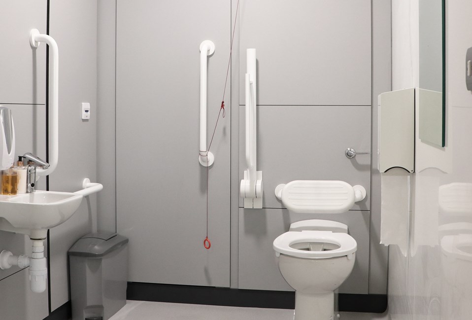 venesta-washrooms-toilet-cubicles-titan-full-height-vepps-ips-vanity-unit2