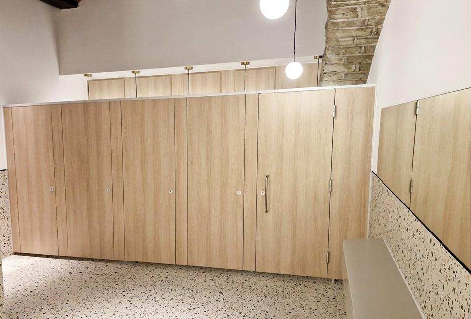 venesta-washrooms-case-study-sandman-signature-hotel-vepps-panelling2