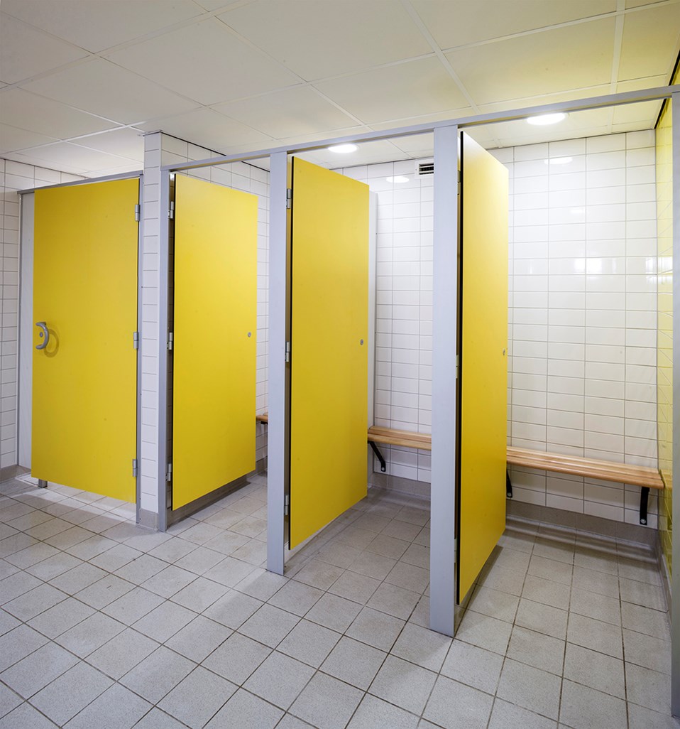 venesta-washrooms-toilet-cubicles-fusion-benching-bench-changing-room-denbigh-leisure-centre1