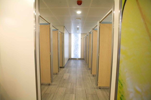 venesta-washrooms-toilet-cubicles-system-m-gatwick-airport1