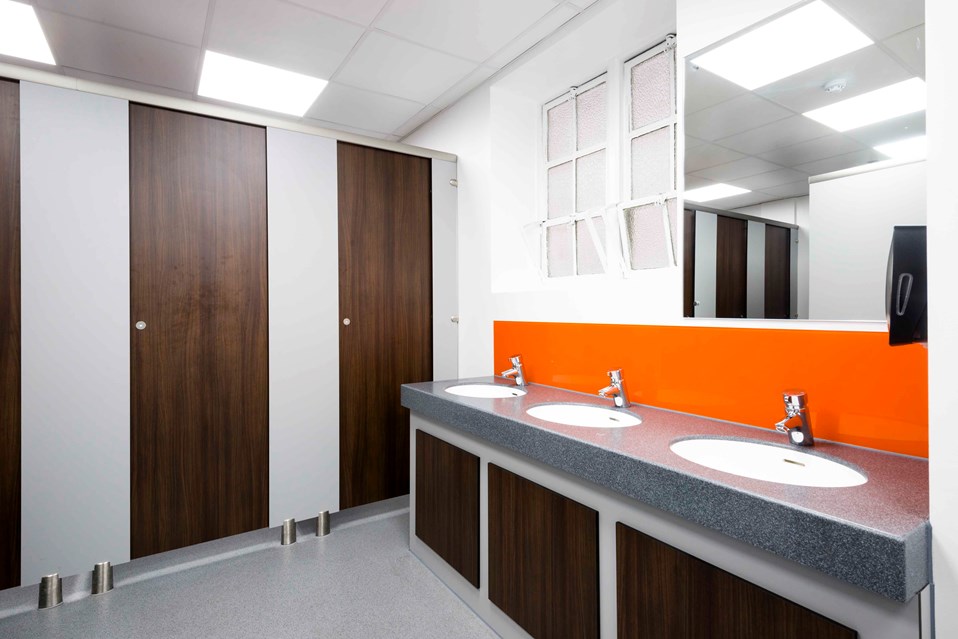venesta-washrooms-toilet-cubicles-quantum-solid-surface-vanity-unit-birmingham-museum-art-gallery2