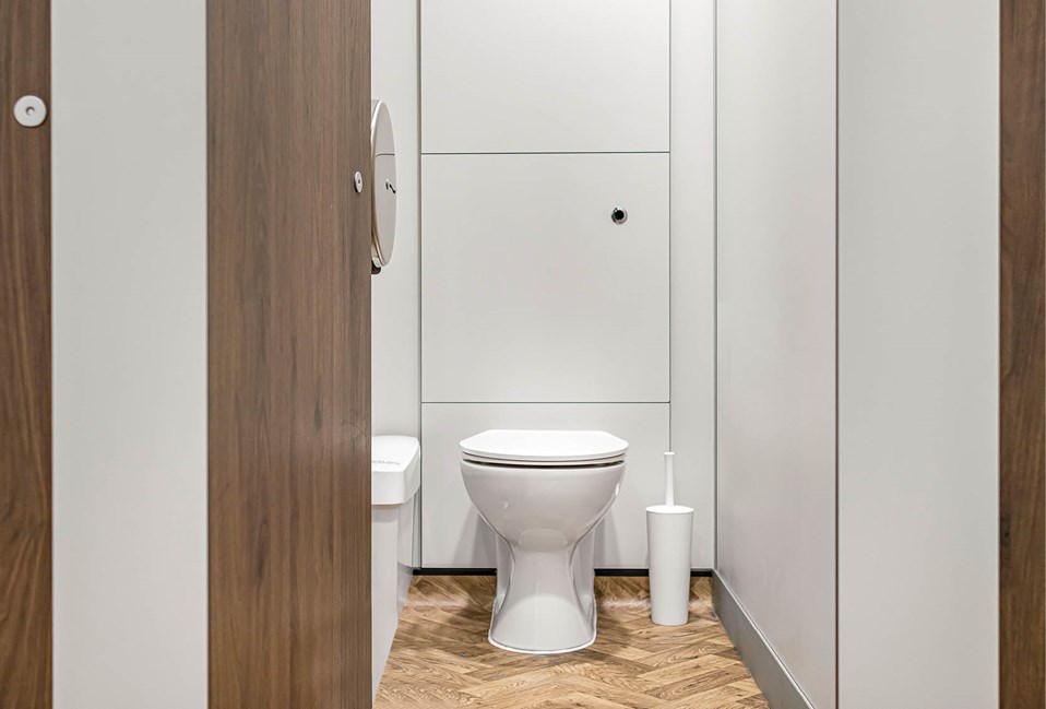 venesta-washrooms-case-study-perrywood-garden-centre-titan-cubicles (3)