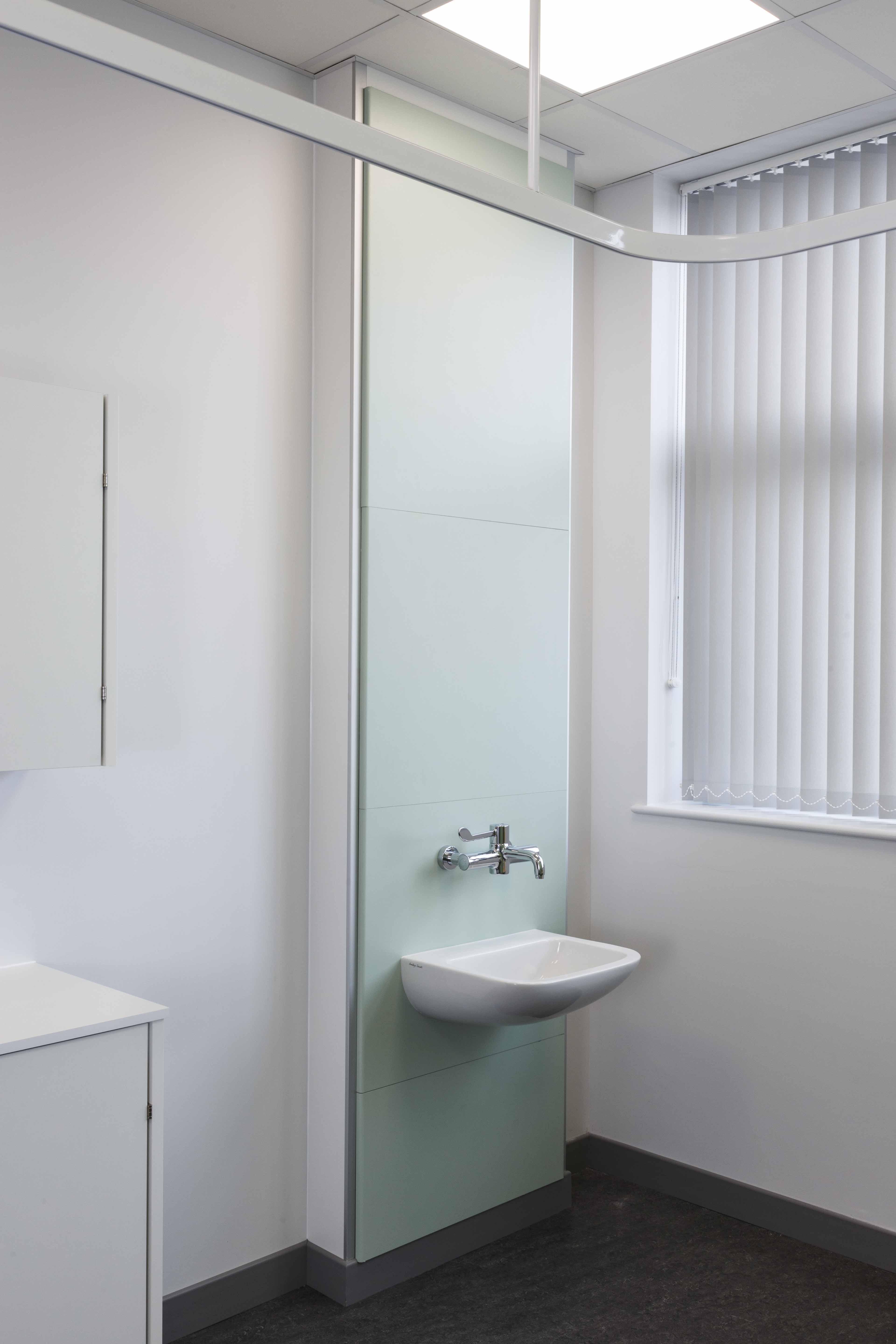 venesta-washrooms-healthcare-hospital-washroom-ips-panelling-vepps-boxed-out-the-strand-medical-centre12