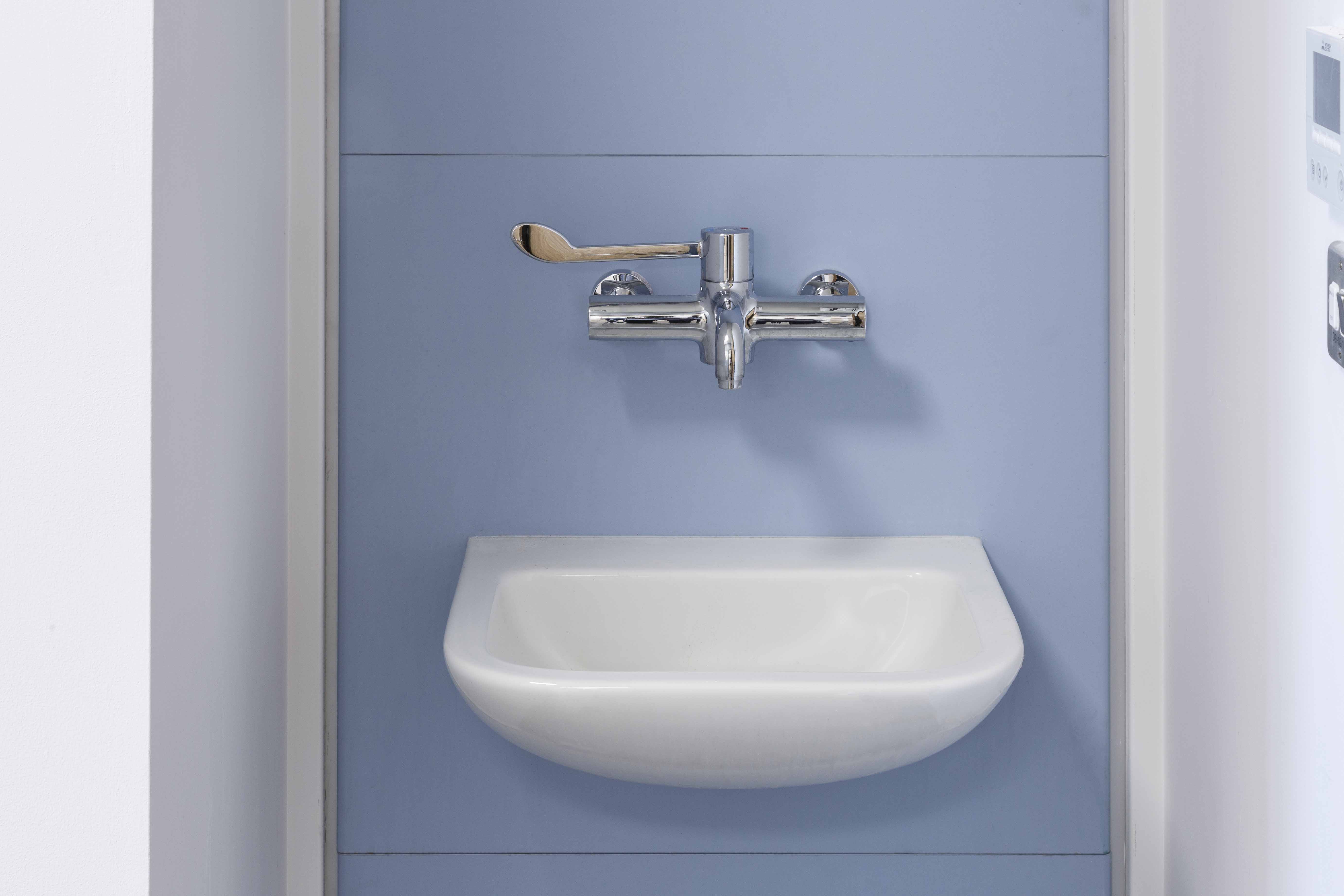 venesta-washrooms-healthcare-hospital-washroom-ips-panelling-vepps-recessed-unit-the-strand-medical-centre2