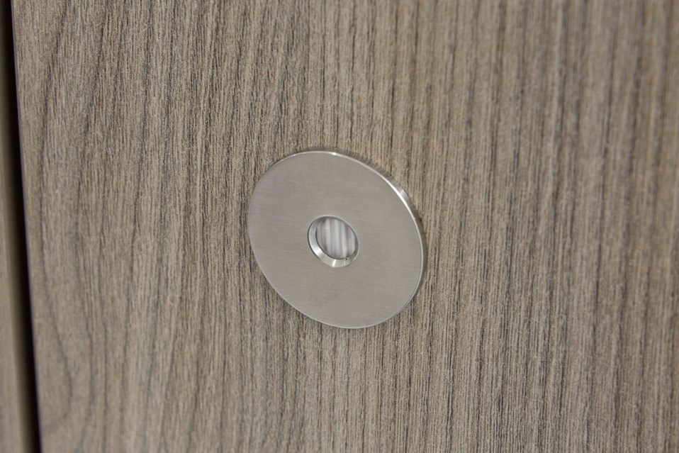 venesta-washrooms-toilet-cubicles-unity-indicator-bolt-icon-outlet-o2