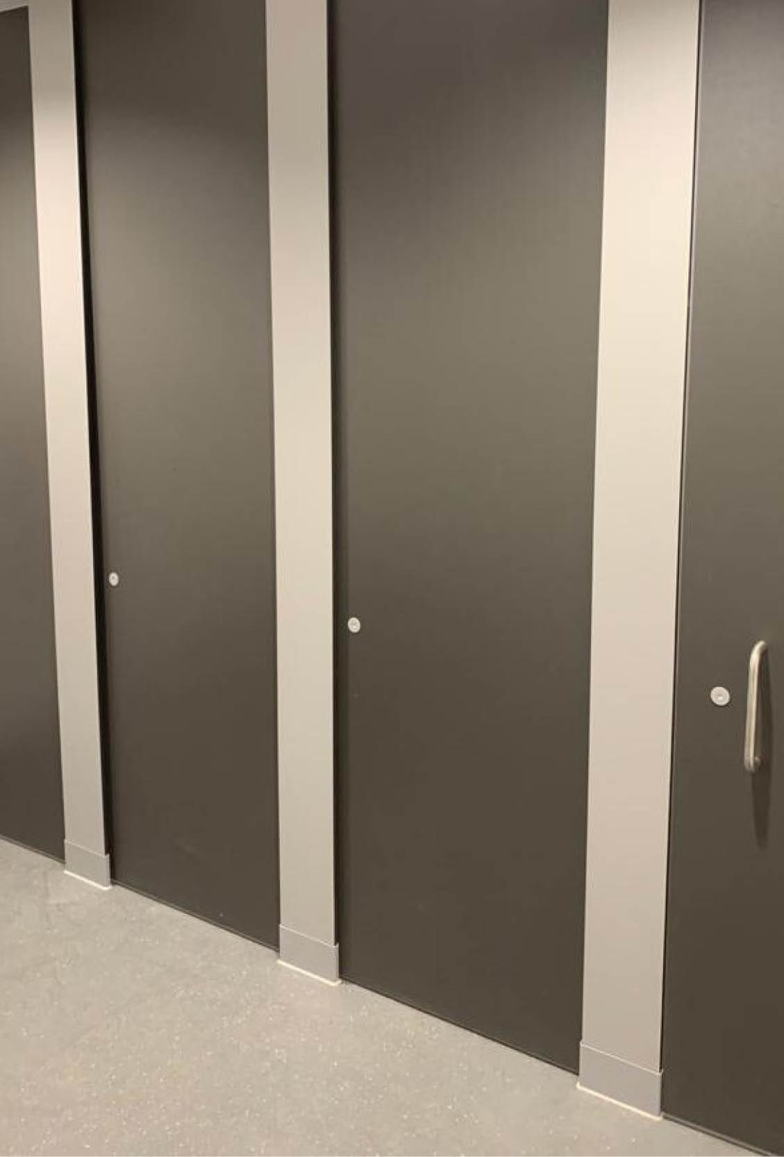 venesta-washrooms-case-study-bullers-wood-school-titan-toilet-cubicles-vepps-ips-solidsurface-washtrough9