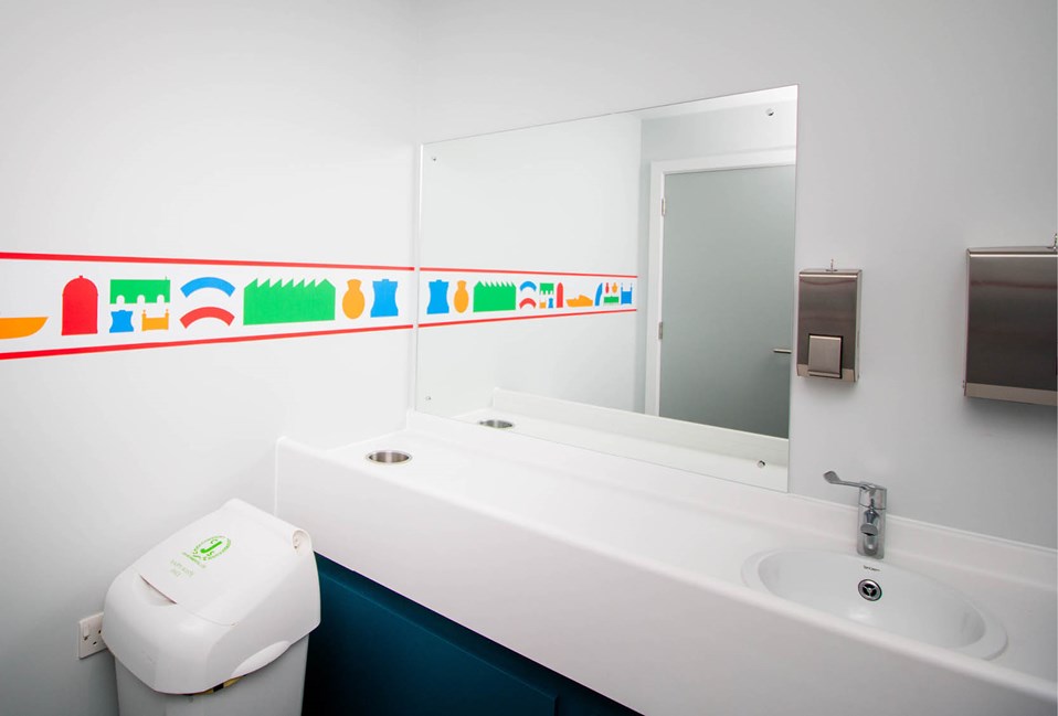 venesta-washrooms-case-study-portsmouth-historic-quarter-unity-full-height-cubicles (7)