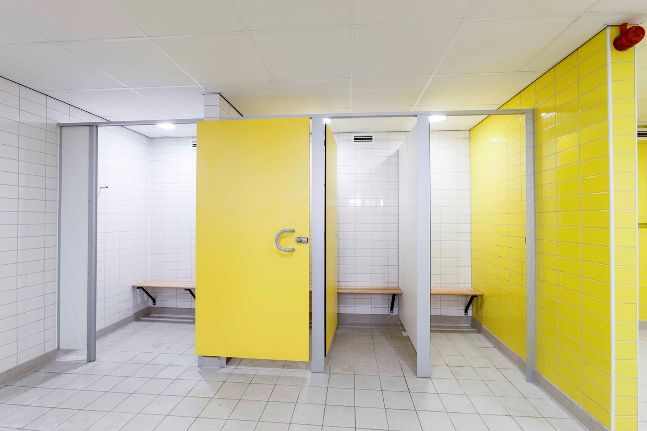 venesta-washrooms-toilet-cubicles-fusion-benching-bench-changing-room-denbigh-leisure-centre2
