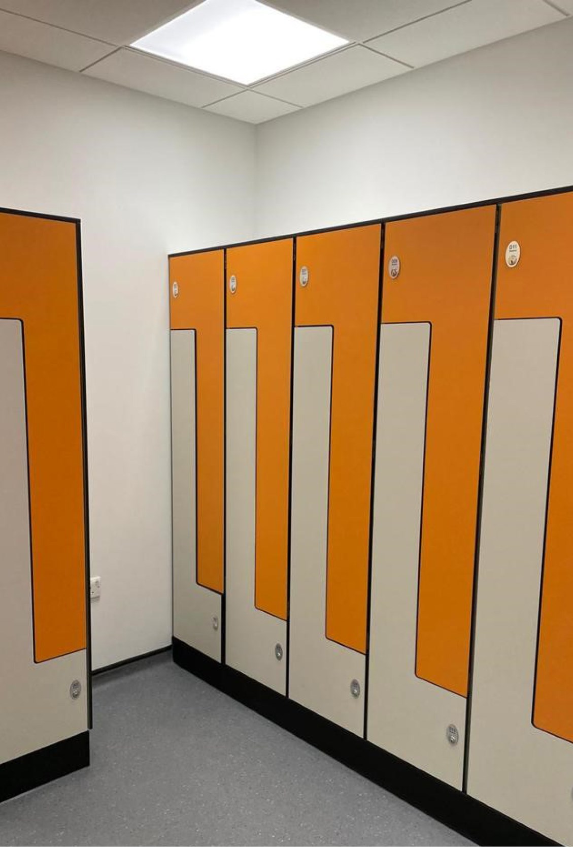 venesta-washrooms-case-study-rnli-allweather-lifeboat-centre-lockers3