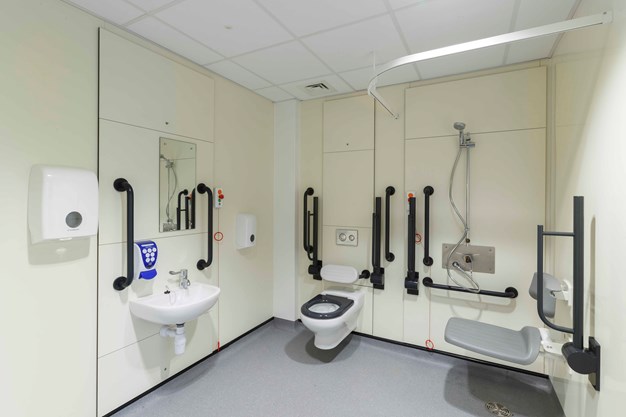 venesta-washrooms-vepps-healthcare-ips-panelling-wetroom-docm-queen-elizabeth-hospital1