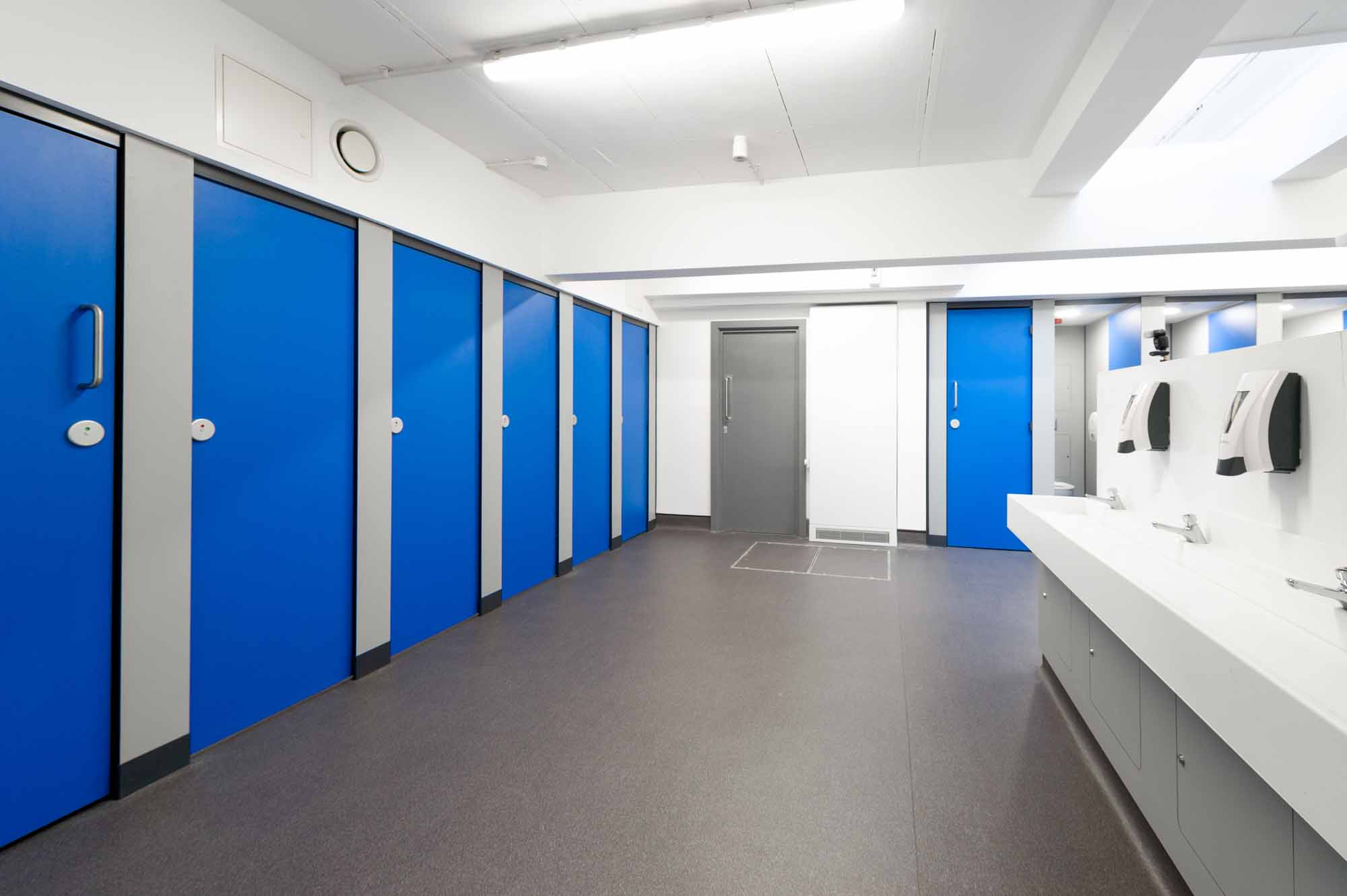venesta-washrooms-toilet-cubicles-titan-full-height-vanity-unit-south-hunsley-secondary-school