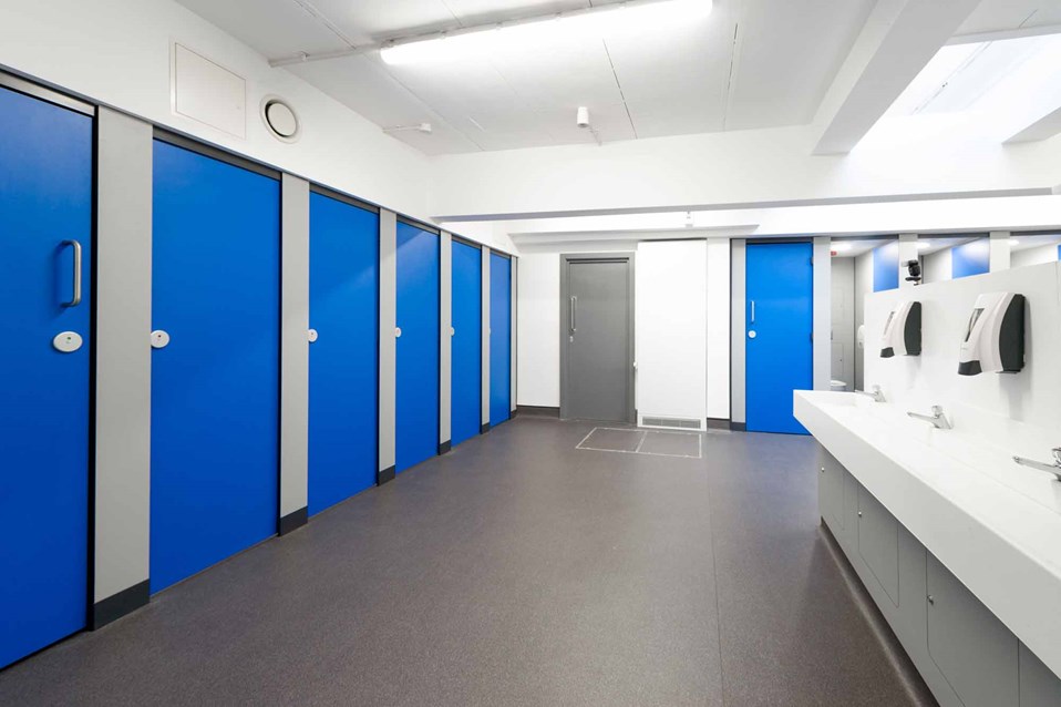 venesta-washrooms-toilet-cubicles-titan-full-height-vanity-unit-south-hunsley-secondary-school