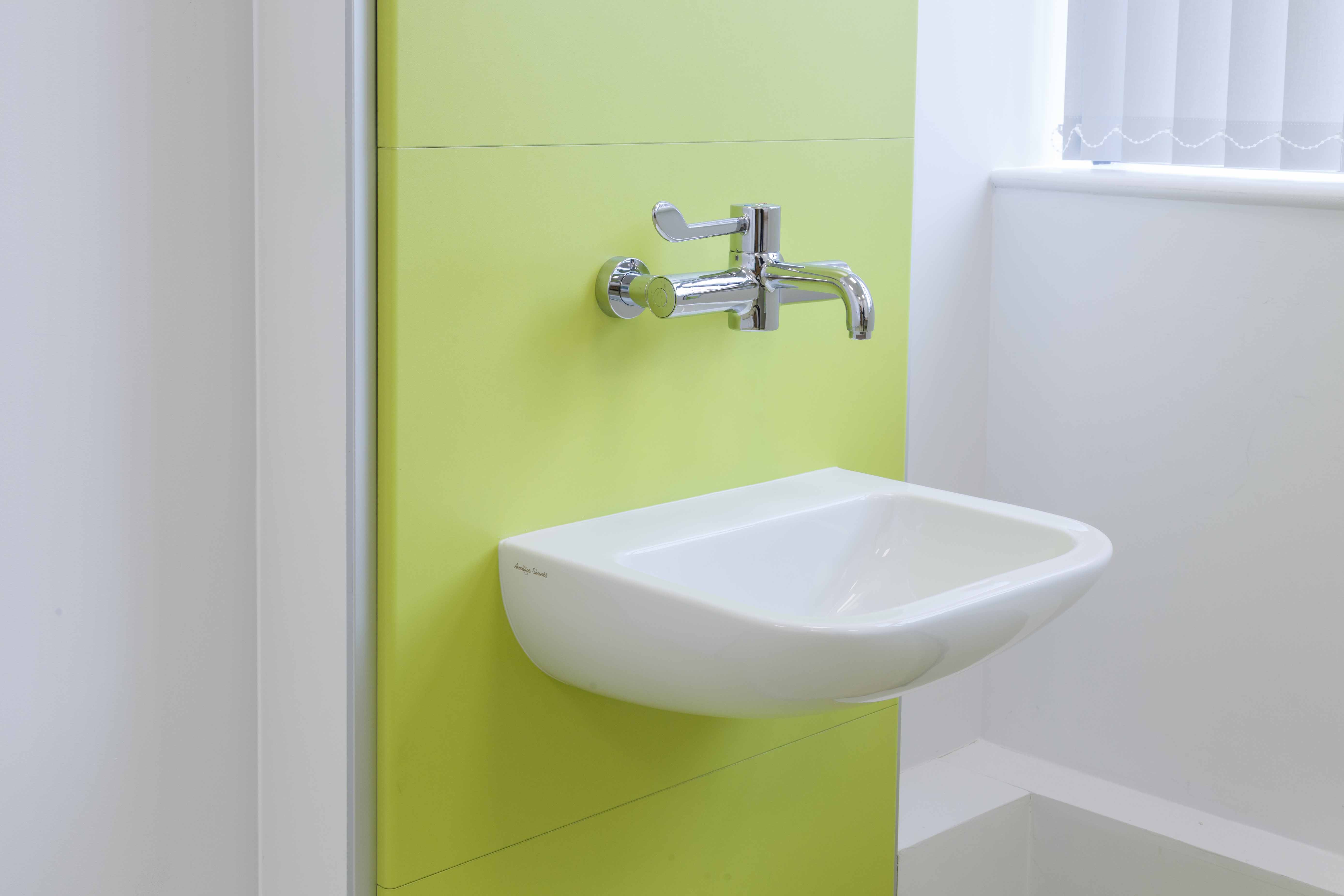 venesta-washrooms-healthcare-hospital-washroom-ips-panelling-vepps-boxed-out-the-strand-medical-centre3