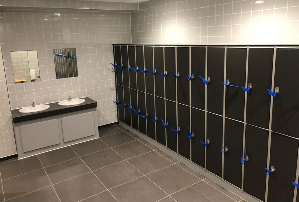 venesta-washrooms-case-study-rolls-royce-derby-vanity-units-lockers