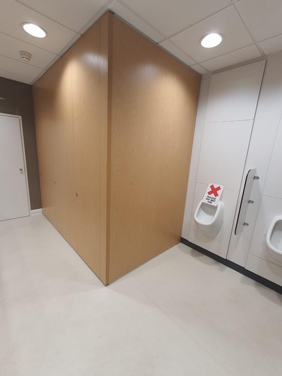 venesta-washrooms-veneer-toilet-cubicles-urinals-modesty-screens-citibank-data-centre