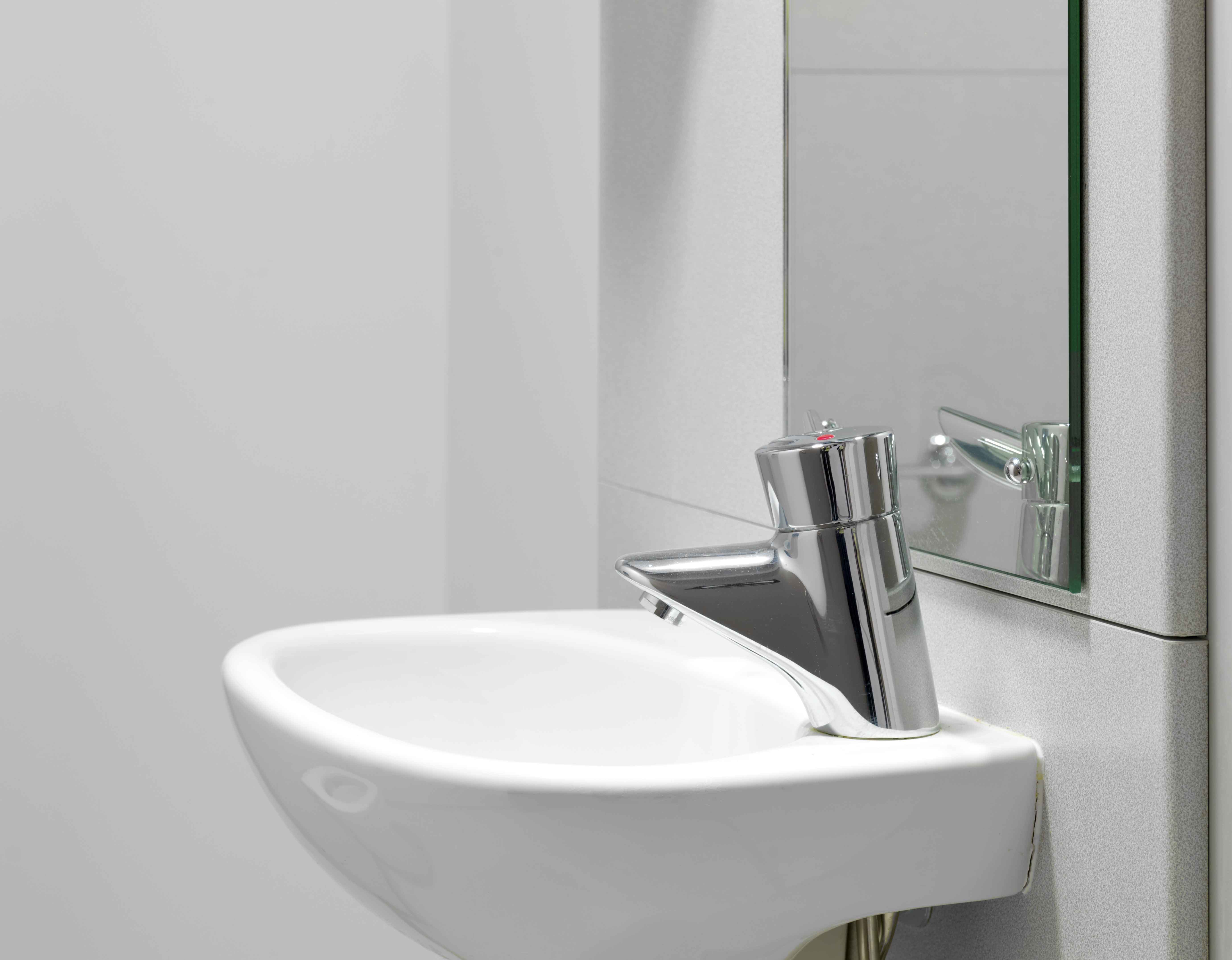 venesta-washrooms-vepps-healthcare-wall-panel-panelling-basin-sink-preplumbed-royal-london-hospital