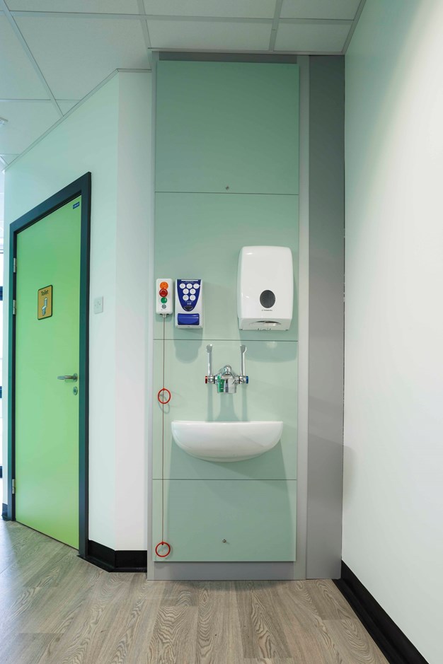 venesta-washrooms-vepps-healthcare-ips-panelling-boxed-out-unit-ward-queen-elizabeth-hospital4