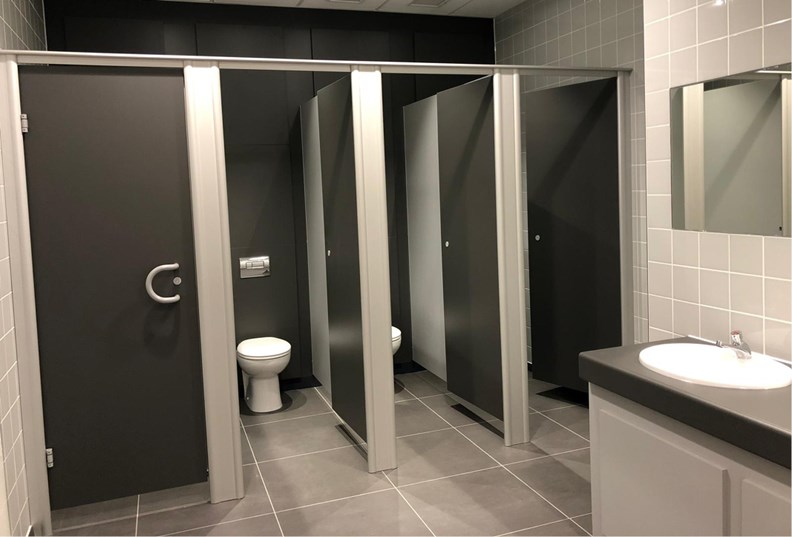 venesta-washrooms-case-study-rolls-royce-derby-centurion-toilet-cubicles-vepps-ips