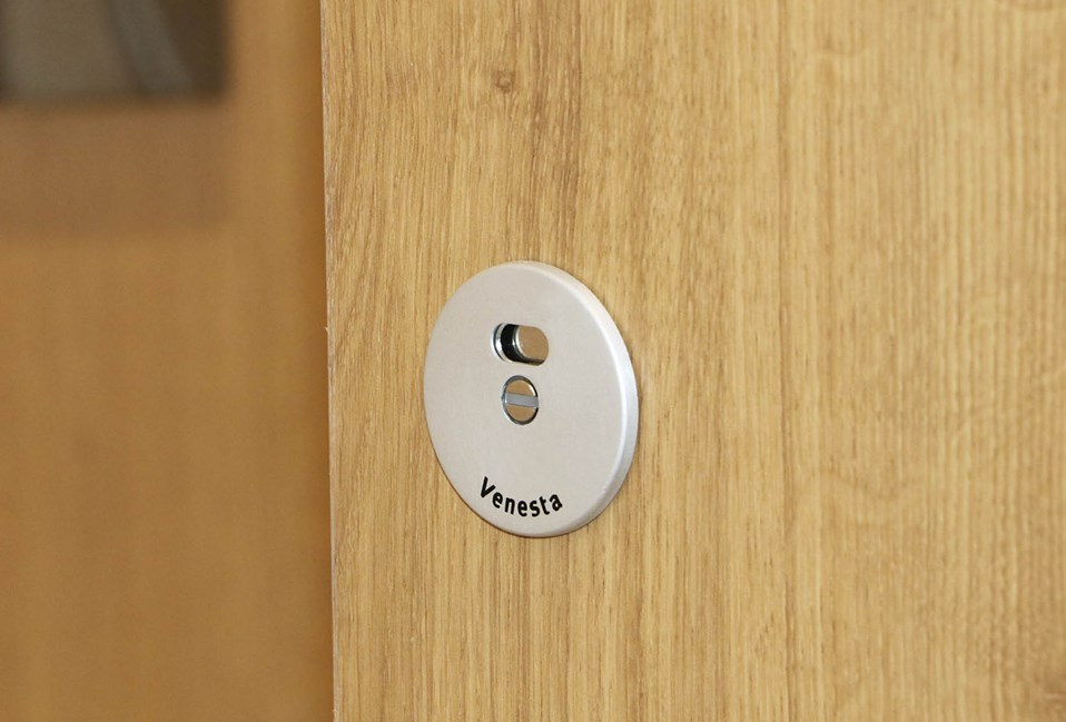 venesta-washrooms-case-study-mid-kent-golf-club-mirror-box-units-unity-cubicles6