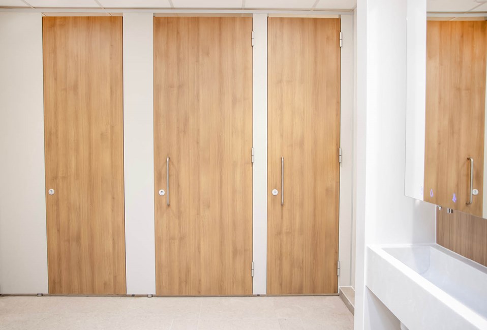 venesta-washrooms-case-study-mid-kent-golf-club-mirror-box-units-unity-cubicles1