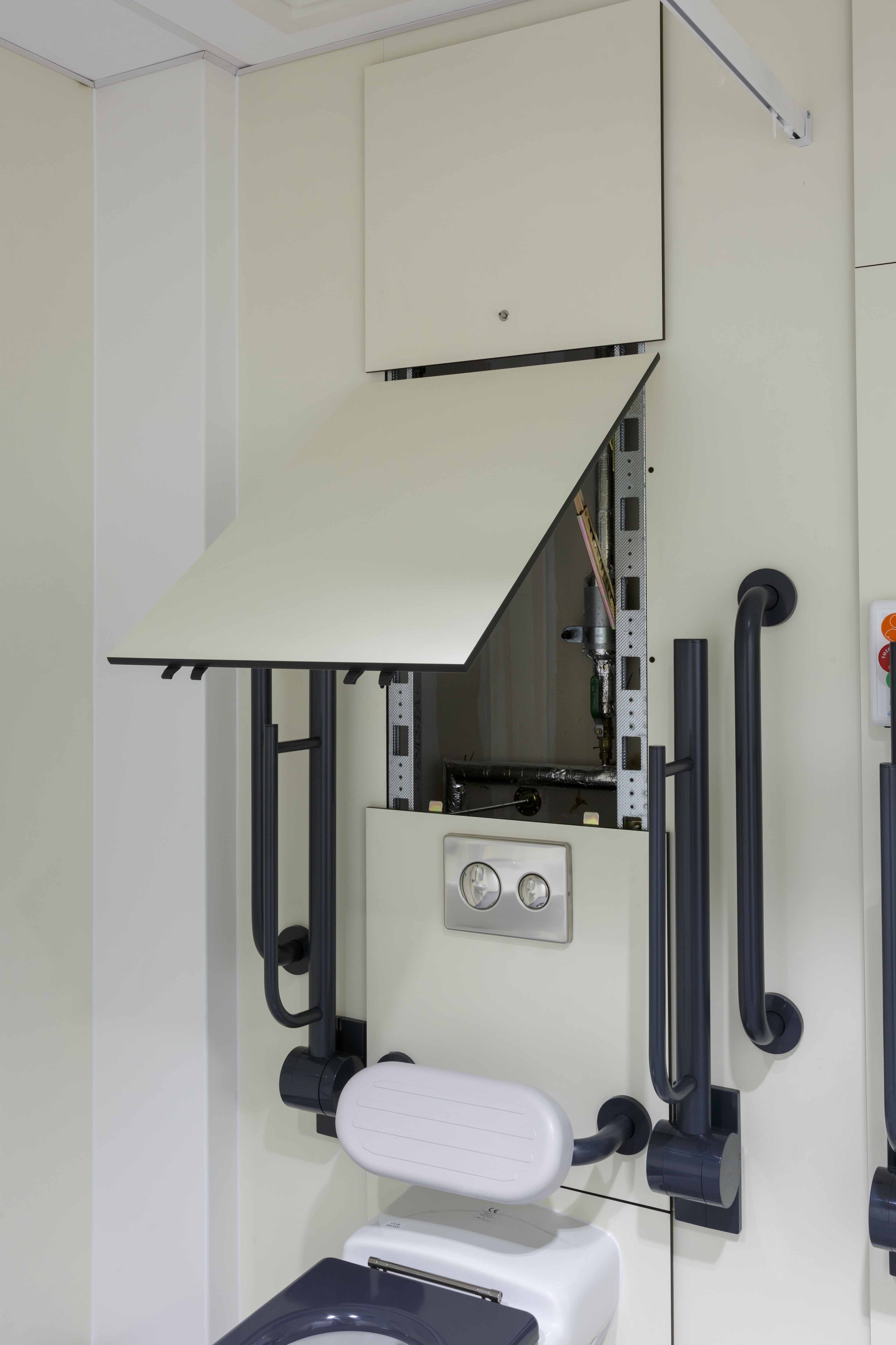 venesta-washrooms-vepps-healthcare-ips-panelling-wall-panels-access-panel-queen-elizabeth-hospital2