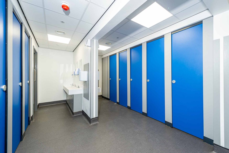 venesta-washrooms-toilet-cubicles-titan-full-height-vanity-unit-south-hunsley-secondary-school5