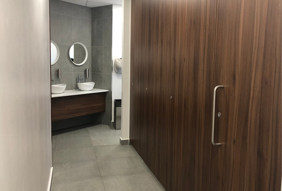 Venesta Washrooms Toilet Cubicles Ips Vepps Office Washroom Renovation