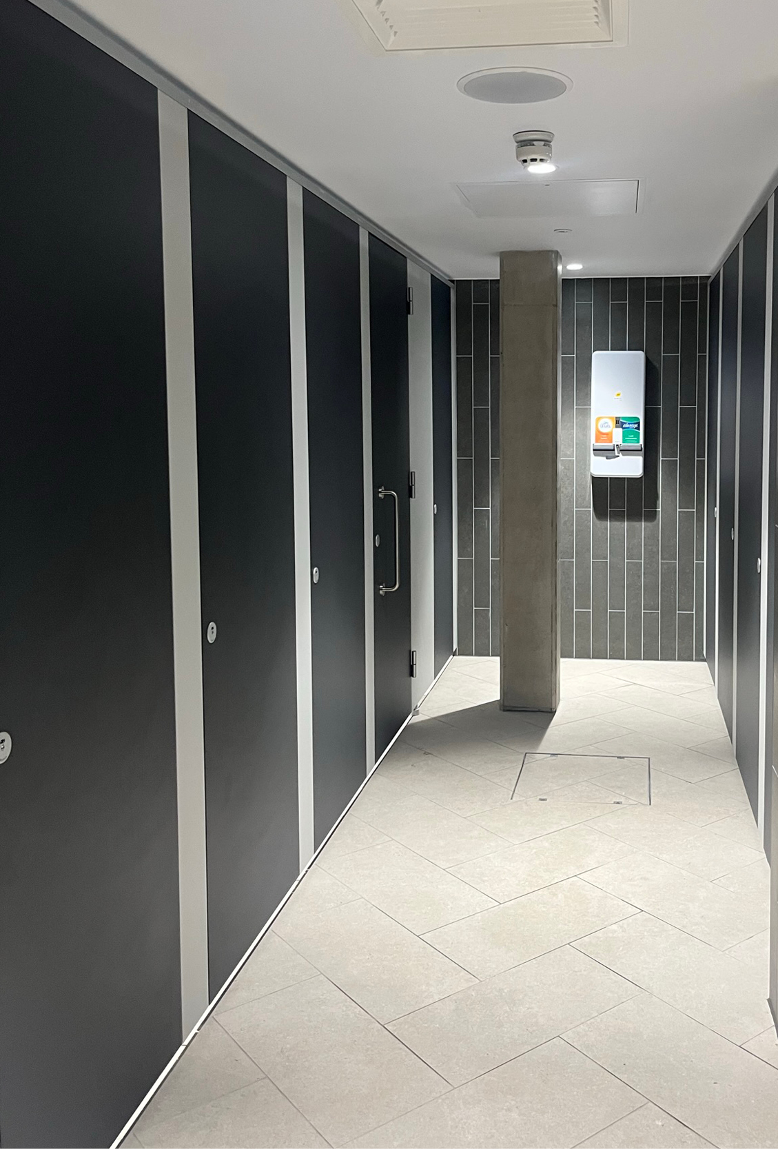 venesta-washrooms-case-study-shakespeare-north-playhouse-unity-full-height1